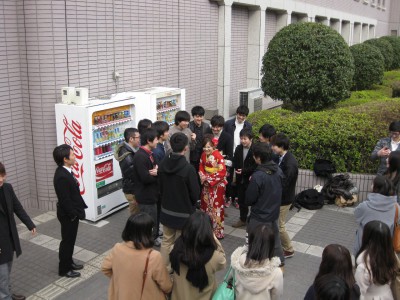 やらせろやらせろと群がる野郎どもww