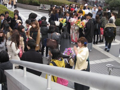 ゆうちさんも胴上げします！でも、はだけると言って拒むゆっちさんであります。そこで…